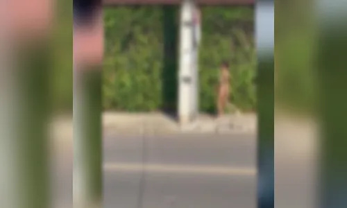 Mulher pelada chama atenção em rua de Curitiba; veja