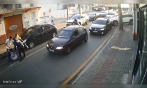 Mulher rende ladrão após assalto no Paraná; assista