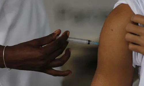 Brasil atinge 47% da população com ciclo vacinal completo