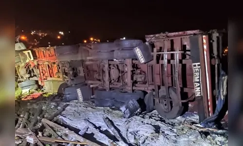 Vídeo flagra momento em que carreta tomba e explode em pista