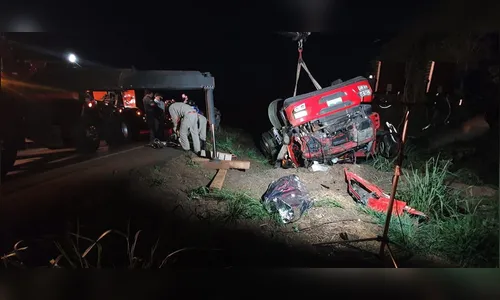 Caminhão tomba e mata motorista na BR-280 no Paraná