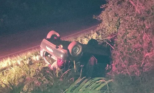 Carro capota no acesso da Barra Santa Salete,  na PR-466