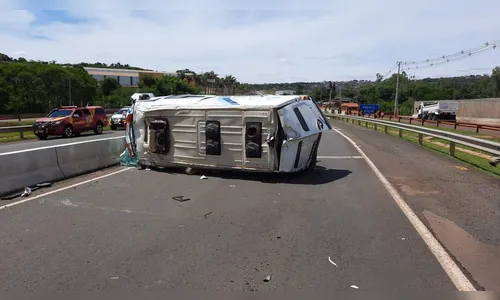 Viatura do DEPEN com dois presos capota na  PR-445