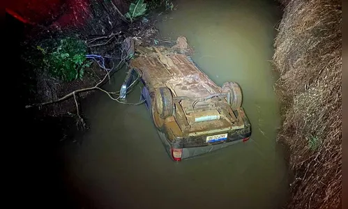 Homem é encaminhado ao hospital após cair com carro em rio