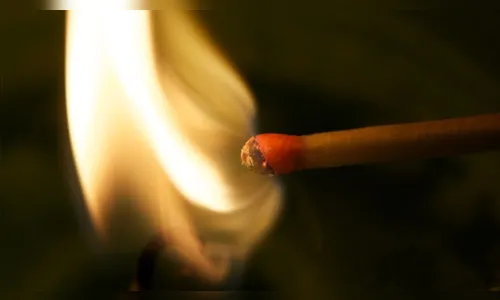 Mulher ateia fogo em casa após não conseguir comprar cerveja