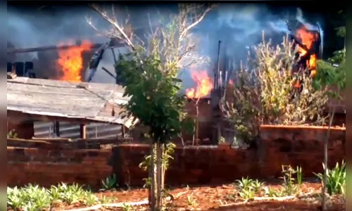 Casa de madeira pega fogo em Ivaiporã, família perdeu tudo