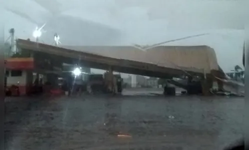 Temporal derruba cobertura de posto em Lidianópolis