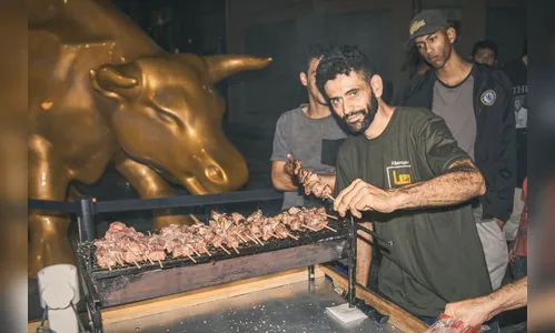 ONG faz churrasco para moradores de rua no Centro de SP