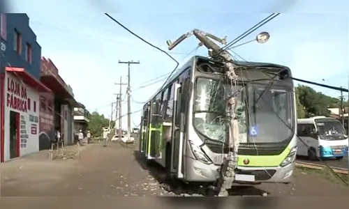 Ônibus metropolitano bate em poste na BR-376 nesta manhã