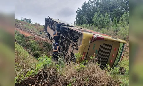 Ônibus tomba após batida com caminhão e deixa 17 feridos