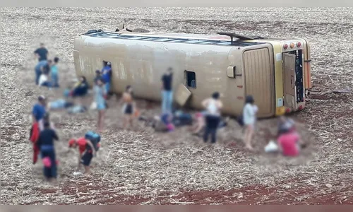 Ônibus tomba da BR-369 e deixa pelo menos 30 pessoas feridas