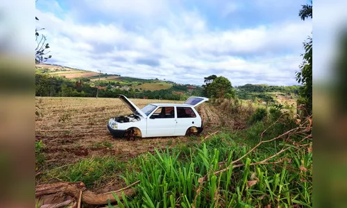 PM localiza Uno abandonado sem rodas e bateria em Apucarana
