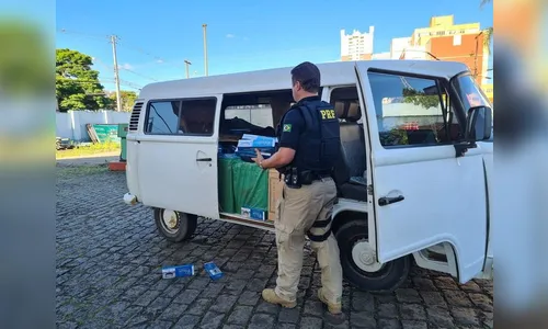 PRF apreende Kombi com cigarros contrabandeados em Ponta Grossa