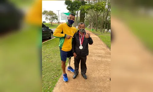 'Pantera Negra' reencontra homem que o salvou de acidente