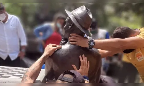 Paulo Gustavo é homenageado com estátuas em Niterói