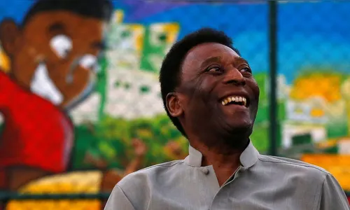Pelé divulga vídeo no hospital e diz melhorar a cada dia