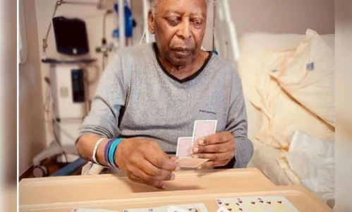 Pelé joga baralho no hospital e filha comemora recuperação