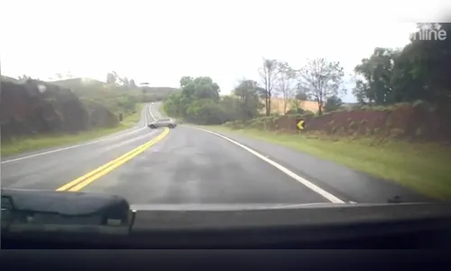 Pista molhada: carro sai da rodovia durante ultrapassagem