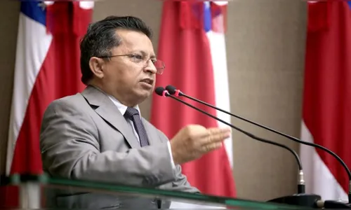 “Pode meter a dedada”, diz deputado sobre Novembro Azul