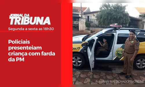 Policiais presenteiam criança com farda da PM