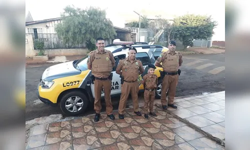 Policiais presenteiam criança com farda da PM; assista