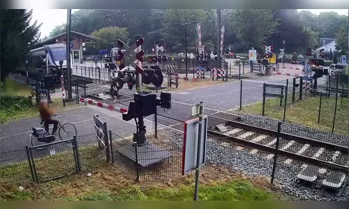 Por segundos, mulher quase é atropelada por trem; vídeo