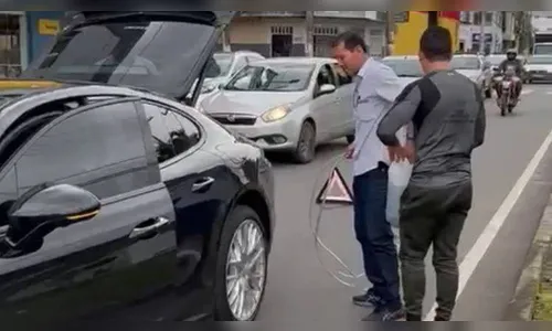 Porsche de empresário fica sem gasolina e atrapalha trânsito