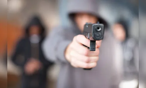 Porteiro e moradora são rendidos durante assalto