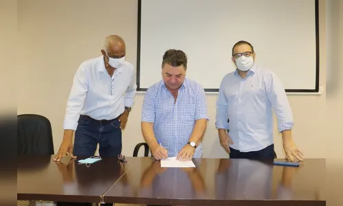 Prefeito de Arapongas empossa 47 novos servidores públicos