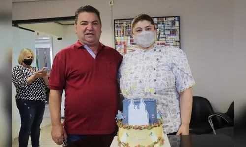 Prefeito de Arapongas recebe bolo comemorativo