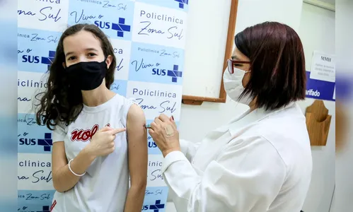 Prefeitura de Maringá vacina adolescentes com 12 anos