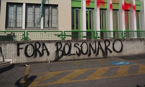 Prefeitura de cidade que homenageará Bolsonaro é pichada