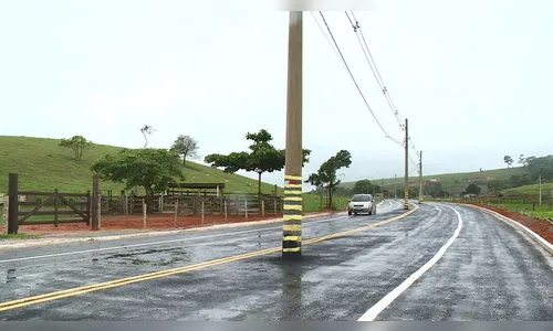 Prefeitura inaugura estrada com postes no meio da pista