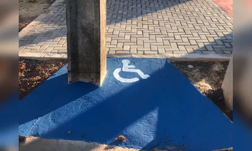 Rampa para cadeirantes é construída com poste no meio no PR
