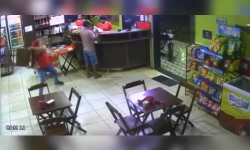 Rapaz vira 'funcionário do mês' ao acertar cadeira em ladrão