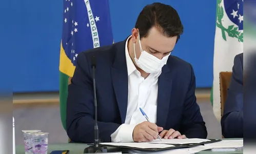 Ratinho sanciona lei que institui transferência a famílias