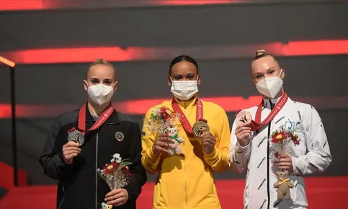 Rebeca fatura ouro e prata no Mundial de Ginástica