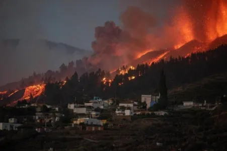 Risco: Lava de vulcão Cumbre Vieja chega ao oceano