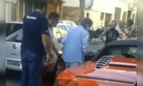 Roberto Carlos fica sem combustível e para no meio da pista