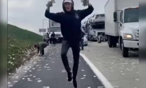 Rodovia fica coberta por dólares após carro forte se abrir