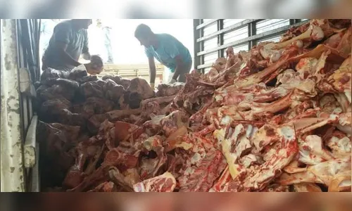 Sem ter o que comer, pessoas recorrem a restos de ossos