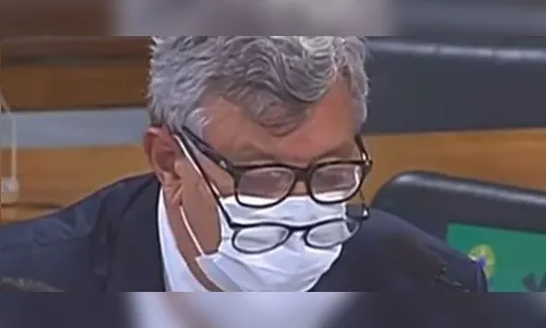 Senador viraliza na CPI ao usar 2 óculos para leitura; vídeo