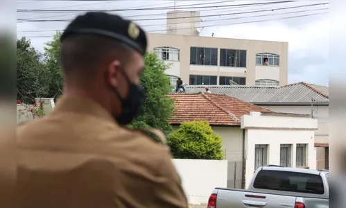 Suspeito foge, sobe em telhado e causa confusão no PR