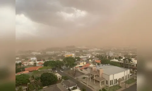 Tempestade de poeira encobre cidades em SP e MS