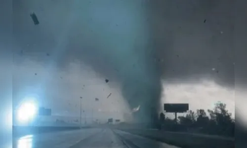 Tornado arremessa veículo no ar ao cruzar estrada; vídeo