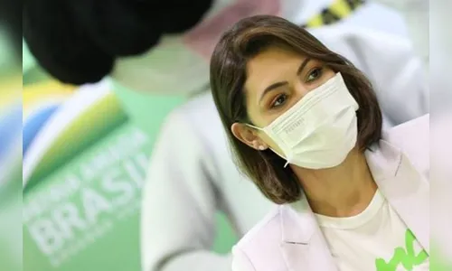 Vacina foi oferecida à primeira-dama por médico em NY
