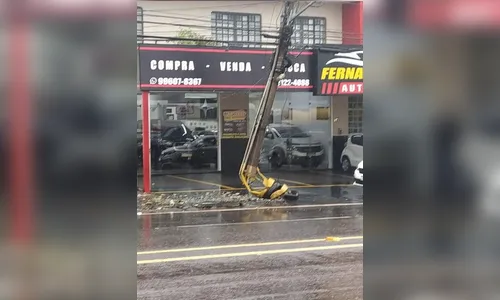 Veículo bate e quebra poste na Avenida Minas Gerais