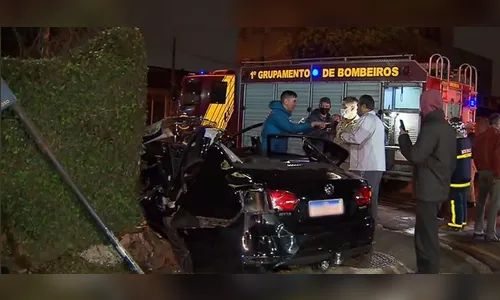 Veículo bate em muro e deixa jovens gravemente feridos