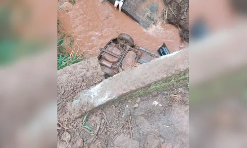 Veículo cai em rio e motorista fica ferida no Paraná