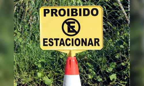 Veículo parado de forma irregular gera transtorno no centro